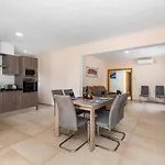Villa Kobe - Plusholidays *